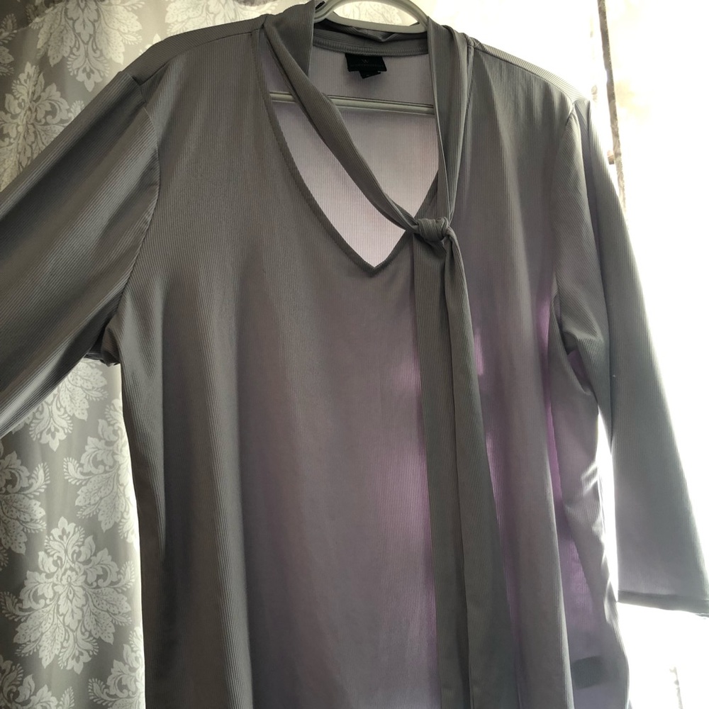 Light gray worthington necktie top